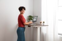 Hoe integreer je een zit-sta bureau in een luxe interieur?
