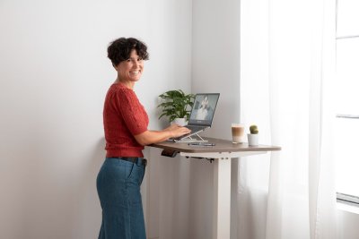 Hoe integreer je een zit-sta bureau in een luxe interieur?